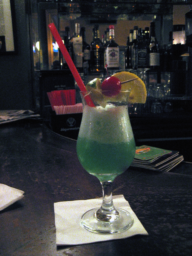 cocktail Blue Hawaii à base de Rhum blanc agricole de Guadeloupe